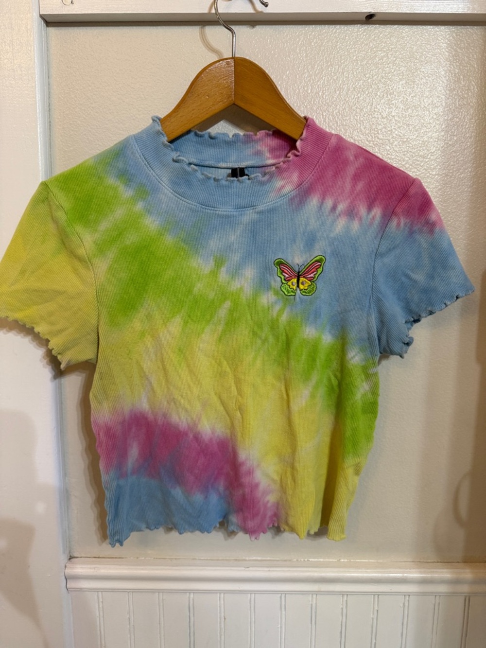 Y2K Tie-Dye Short Sleeve Tee with Butterfly Patch - Multicolor